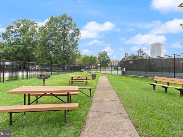 1225 Martha Custis Drive 819, Alexandria VA 22302