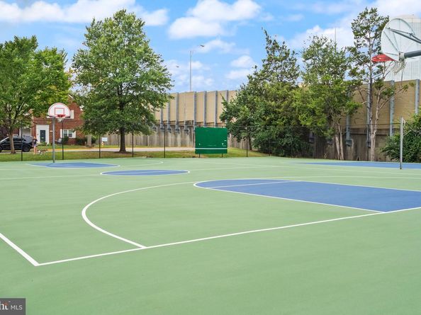 1225 Martha Custis Drive 819, Alexandria VA 22302