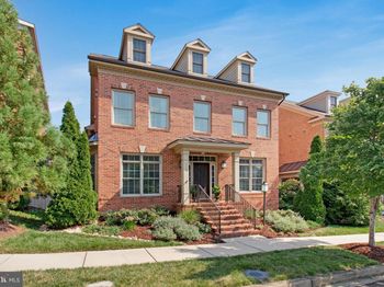 208 Beacon Place NE