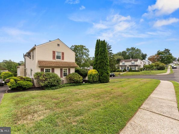 528 School House Lane, Willow Grove PA 19090