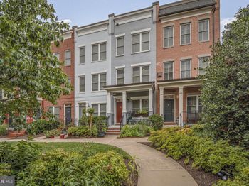586 Regent Place NE