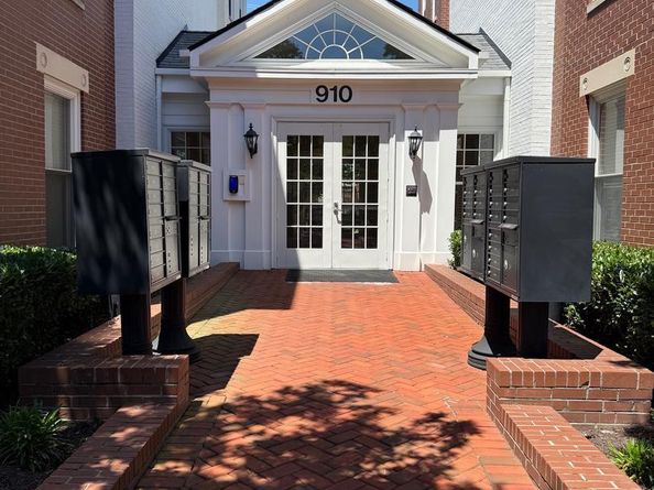 910 Powhatan Street 304S, Alexandria VA 22314