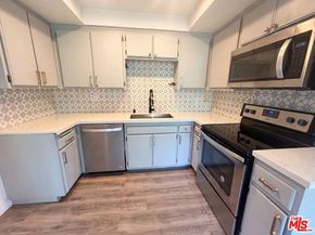 7300 Corbin Avenue M, Reseda CA 91335