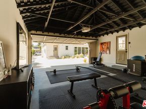 5910 S Kings Road, Los Angeles CA 90056