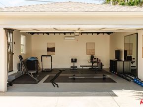 5910 S Kings Road, Los Angeles CA 90056