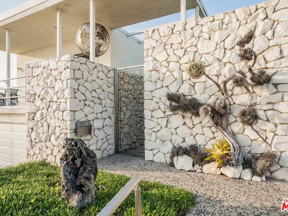 18145 Kingsport Drive, Malibu CA 90265