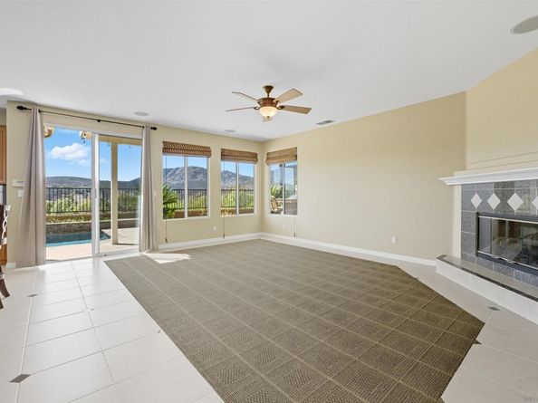 320 Crownview Ct, San Marcos CA 92069