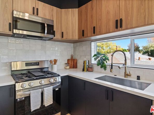 10821 Hartsook Street, North Hollywood CA 91601