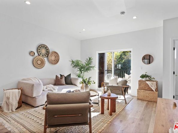 10821 Hartsook Street, North Hollywood CA 91601