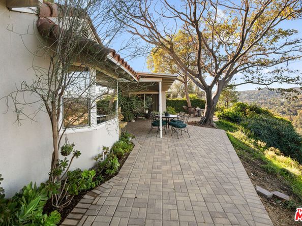 15570 Briarwood Drive, Sherman Oaks CA 91403