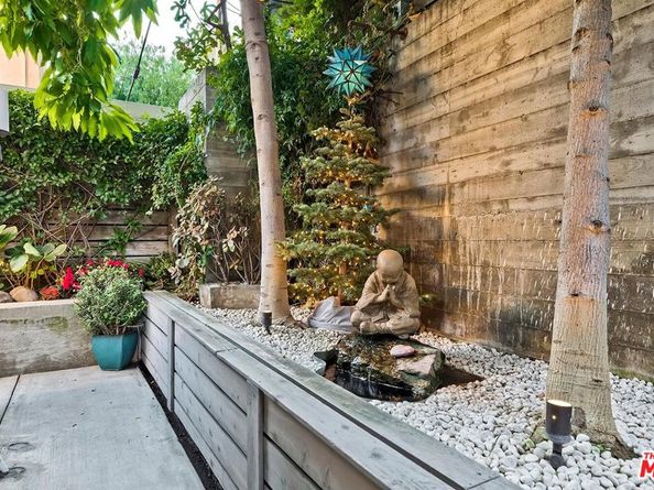 1137 Hacienda Place 104, West Hollywood CA 90069