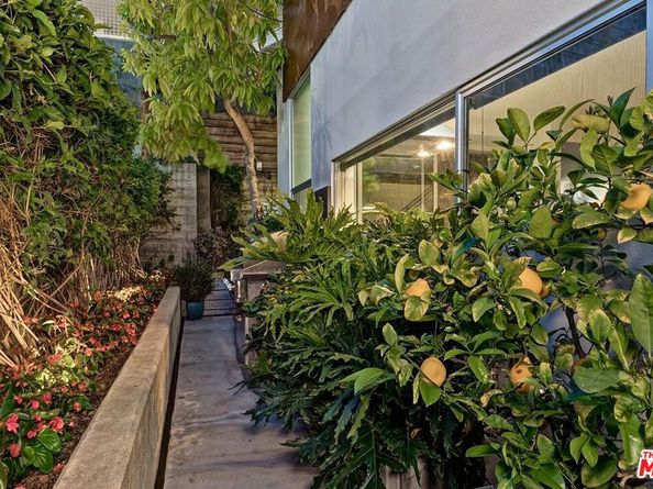 1137 Hacienda Place 104, West Hollywood CA 90069