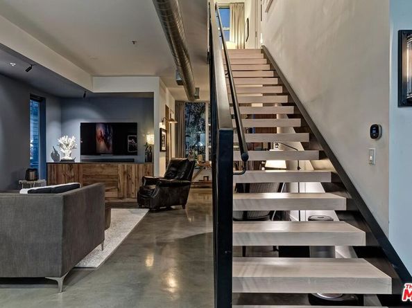 1137 Hacienda Place 104, West Hollywood CA 90069