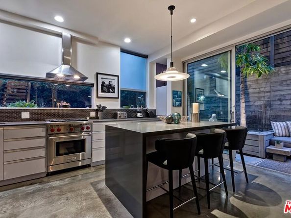 1137 Hacienda Place 104, West Hollywood CA 90069