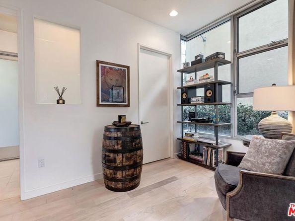 1137 Hacienda Place 104, West Hollywood CA 90069