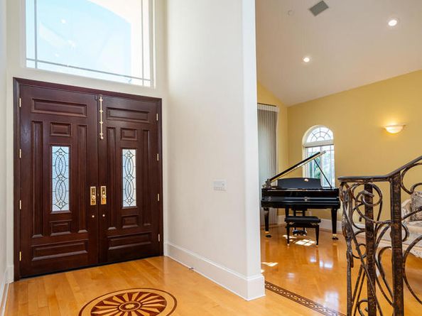 1075 E Tujunga Avenue, Burbank CA 91501