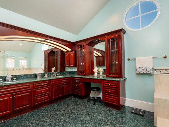 1075 E Tujunga Avenue, Burbank CA 91501