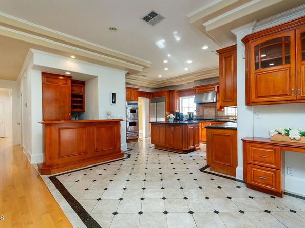 1075 E Tujunga Avenue, Burbank CA 91501