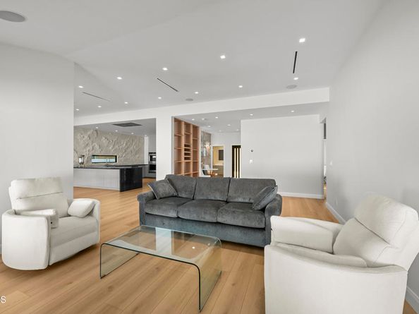 14145 Weddington Street, Sherman Oaks CA 91401