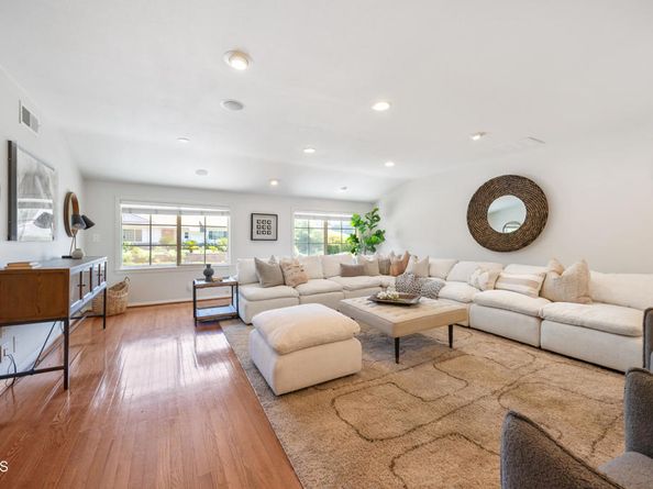 1574 E Glenoaks Boulevard, Glendale CA 91206