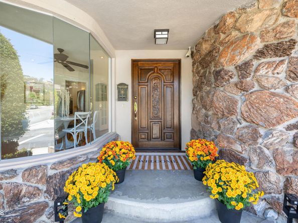 1574 E Glenoaks Boulevard, Glendale CA 91206