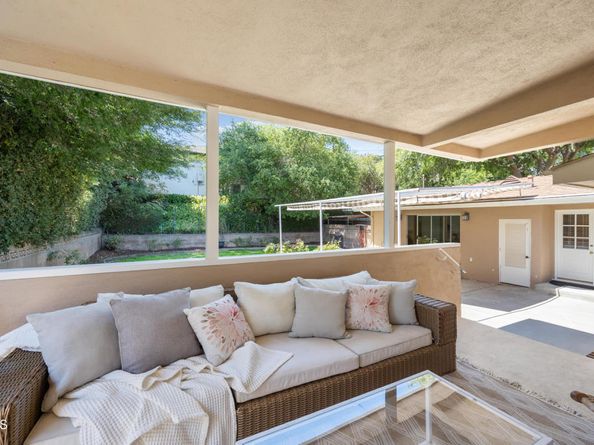 1574 E Glenoaks Boulevard, Glendale CA 91206