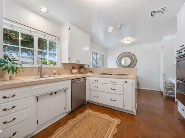 1574 E Glenoaks Boulevard, Glendale CA 91206