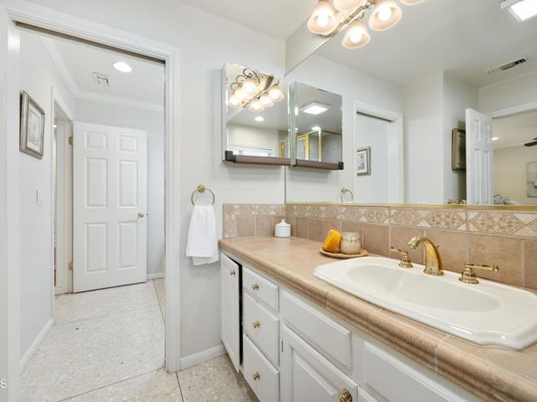 1574 E Glenoaks Boulevard, Glendale CA 91206