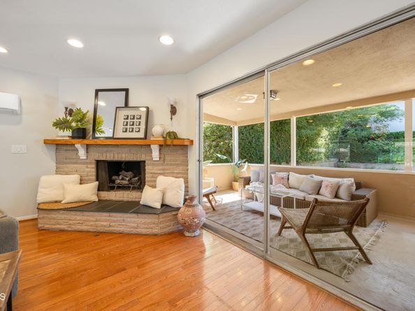 1574 E Glenoaks Boulevard, Glendale CA 91206