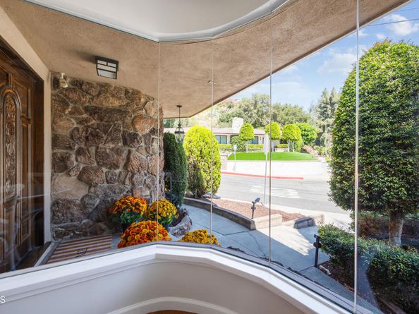 1574 E Glenoaks Boulevard, Glendale CA 91206