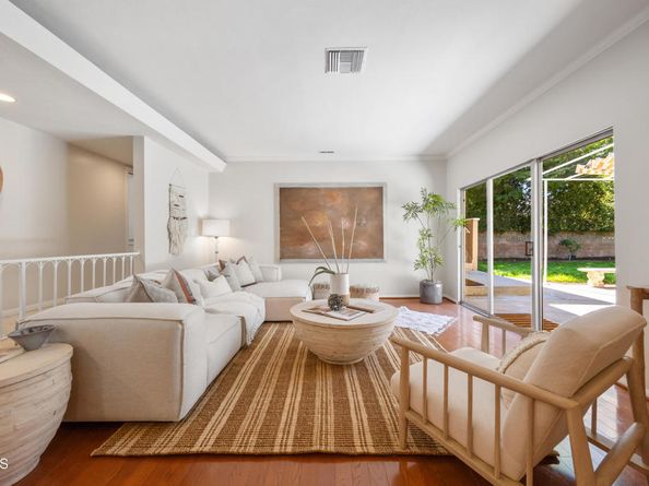 1574 E Glenoaks Boulevard, Glendale CA 91206