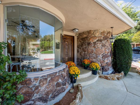 1574 E Glenoaks Boulevard, Glendale CA 91206