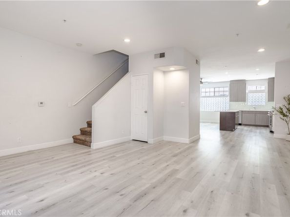 18347 Saticoy 28, Reseda CA 91335