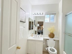 6 Napa, Irvine CA 92602