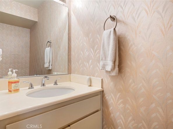 9555 Via Venezia, Burbank CA 91504