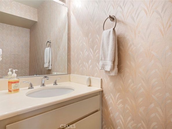 9555 Via Venezia, Burbank CA 91504