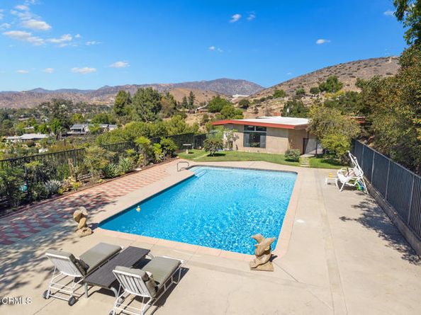 9728 Shadow Island Drive, Burbank CA 91040
