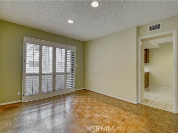 21801 Burbank Boulevard 83, Woodland Hills (los Angeles) CA 91367