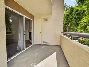 5520 Owensmouth Avenue 103, Woodland Hills (los Angeles) CA 91367