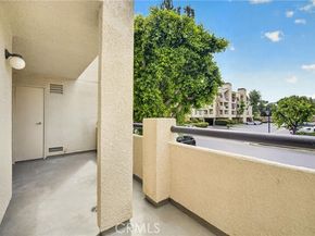 5520 Owensmouth Avenue 103, Woodland Hills (los Angeles) CA 91367