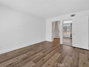 5520 Owensmouth Avenue 103, Woodland Hills (los Angeles) CA 91367