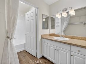 5520 Owensmouth Avenue 103, Woodland Hills (los Angeles) CA 91367