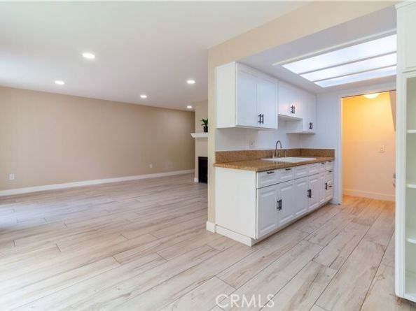 9047 Langdon Avenue 22, North Hills (los Angeles) CA 91343