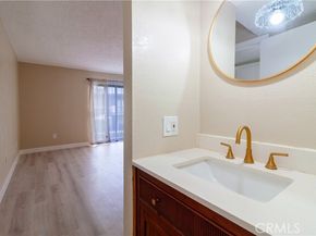 9047 Langdon Avenue 22, North Hills (los Angeles) CA 91343