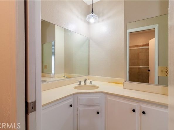 9047 Langdon Avenue 22, North Hills (los Angeles) CA 91343