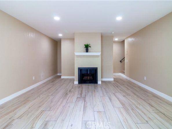 9047 Langdon Avenue 22, North Hills (los Angeles) CA 91343