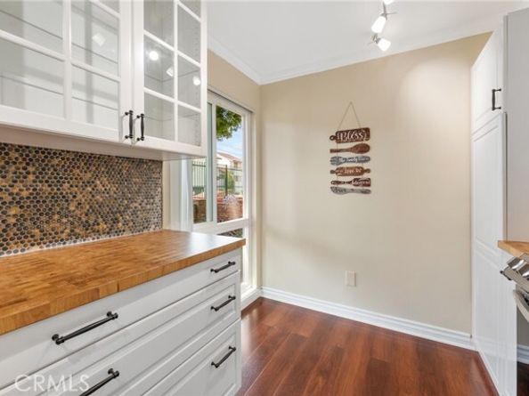18411 Strathern Street 1, Reseda (los Angeles) CA 91335