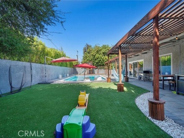 23701 Clarendon Street, Woodland Hills (los Angeles) CA 91367