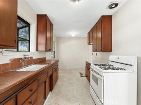 7539 Hatillo Avenue, Winnetka (los Angeles) CA 91306