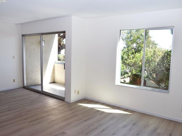 955 Shorepoint Ct 110, Alameda CA 94501